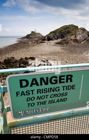 Royaume-uni, Pays de Galles, Swansea, Mumbles Pier, rapide montée panneau danger à causeway à lighthouse Banque D'Images