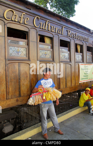 Lima Peru,Barranco,Avenida d'Osma,café culturel, restaurant restaurants repas café cafés, converti voiture de train rénovée, rue de nourriture, vendeurs Banque D'Images