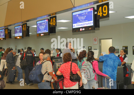 Lima Peru,Jorge Chávez International Airport,LIM,aviation,terminal,départs,LAN,compagnie aérienne,comptoir de ticker,enregistrement,panneau,homme hispanique homme homme,W Banque D'Images