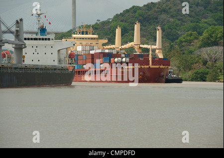 D'un cargo sur les eaux à proximité Pedro Miguel serrures, Canal de Panama Banque D'Images