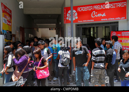 Tacna Pérou,Calle Hipólito Unanue,CIMA Academia PreUniversitaria,école préparatoire universitaire,enseignement secondaire,étudiants hispaniques filles Banque D'Images