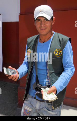 Tacna Peru,Calle San Martin,changeur d'argent de rue,change de devises,magasin,homme hispanique hommes hommes adultes adultes,factures,monnaie,argent,smock,gilet,calculatrice, Banque D'Images