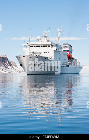 L'Akademik Sergey Vavilov Navire aventure polaire dans l'Arctique Banque D'Images