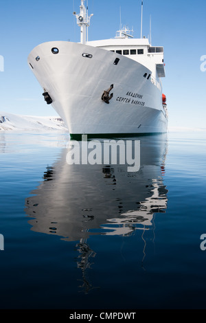 L'Akademik Sergey Vavilov Navire aventure polaire dans l'Arctique Banque D'Images