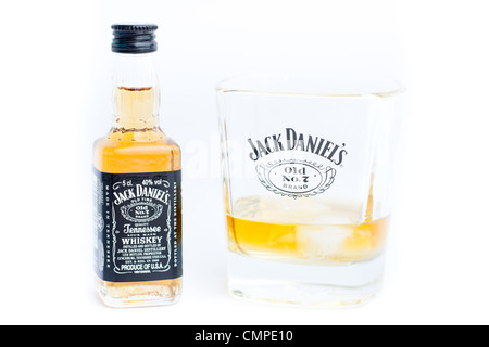 Une bouteille de Jack Daniels miniature et un verre de whisky. Jack Daniels Old n°7 est une marque de sour mash Tennessee whiskey. Banque D'Images