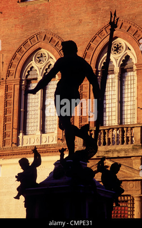 Italie Emilie Romagne Bologna Piazza del Nettuno Fontaine et statue Banque D'Images