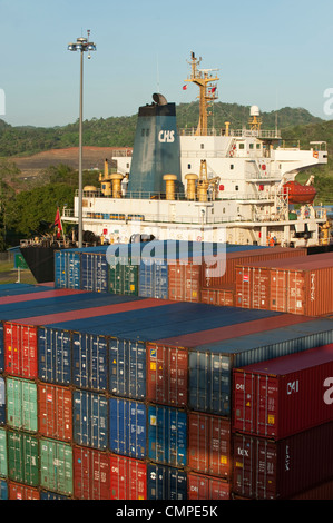 Détail de conteneurs dans un cargo à Miraflores Locks,Canal de Panama Banque D'Images