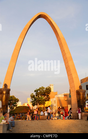 Tacna Peru,Avenida San Martin,Plaza de Armas,parc public,Square,Arco Parabolico,arche parabolique,monument,statue,bronze,Miguel Grau,Francisco Bolognesi, Banque D'Images