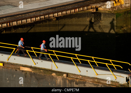 Les travailleurs du Canal de Panama sur une section de vanne Ecluse de Miraflores Banque D'Images