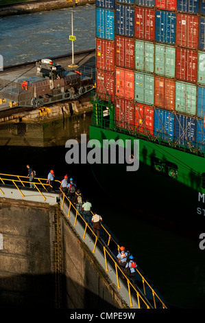 Les travailleurs du Canal de Panama sur une section de vanne Ecluse de Miraflores Banque D'Images