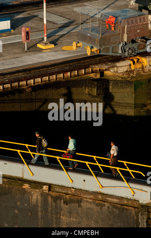 Marcher sur des travailleurs floodgate à écluses Miraflores. Canal de Panama Banque D'Images