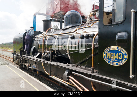 Un train à vapeur locomotive tirant sur le Welsh Highland Railway Banque D'Images