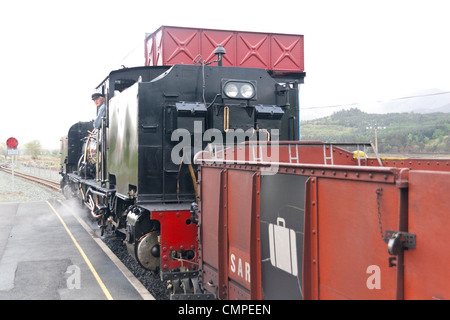 Un train à vapeur locomotive tirant sur le Welsh Highland Railway Banque D'Images