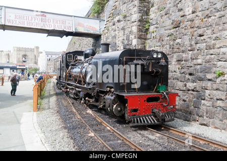 Un train à vapeur locomotive tirant sur le Welsh Highland Railway Banque D'Images