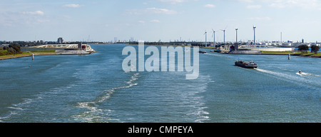 Panorama de la célèbre 'Meidersperrwerk aaslantkering' dans la Meuse près de Rotterdam, Pays-Bas Banque D'Images