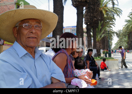 Tacna Peru,Avenida Bolognese,Parque de Locomotora,parc public,Square,promenade,banc,hispanique ethnique homme hommes, femme femme femmes,bébé bébés enfant Banque D'Images