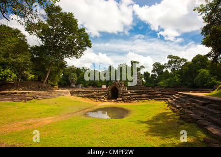 Neak Pean (Les serpents entrelacés) à Angkor, est une île artificielle avec un temple bouddhiste Banque D'Images