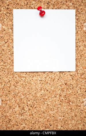 Blank notepad sur le panneau de liège Banque D'Images