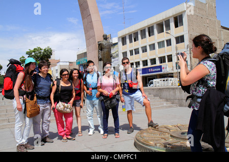 Tacna Peru,Avenida San Martin,Plaza de Armas,parc public,Square,Arco Parabolico,arche parabolique,monument,statue,bronze,Miguel Grau,hispanique ethnique garçon Banque D'Images