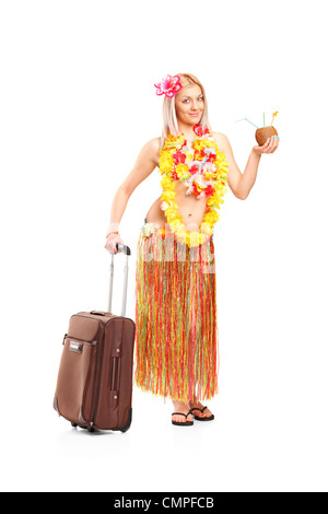 Portrait d'une belle jeune femme vêtue d'un costume hawaïen partir en vacances isolé sur fond blanc Banque D'Images