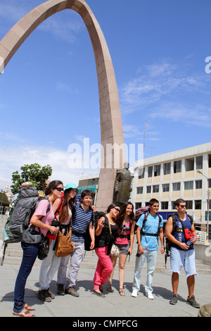 Tacna Peru,Avenida San Martin,Plaza de Armas,parc public,Square,Arco Parabolico,arche parabolique,monument,statue,bronze,Miguel Grau,hispanique ethnique garçon Banque D'Images