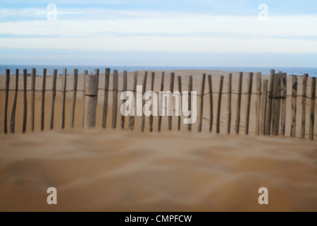 Clôture en bois sur la plage de Calais Banque D'Images