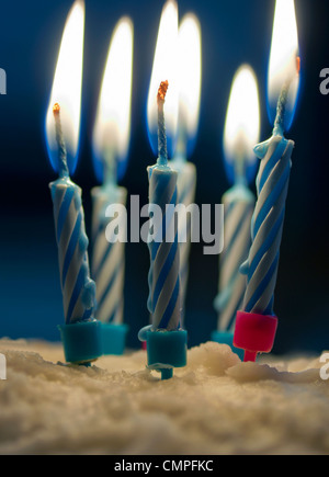 Les bougies du gâteau d'anniversaire Banque D'Images
