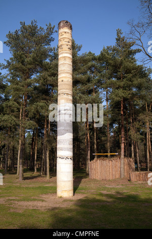 Travaux d'art représentant les strates géologiques en dessous du site, Lodge, La Forêt de Thetford, Norfolk UK Banque D'Images