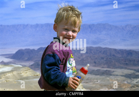 Jeune enfant voyageant à travers déserts avec les parents, la vraie vie petit prince. Banque D'Images