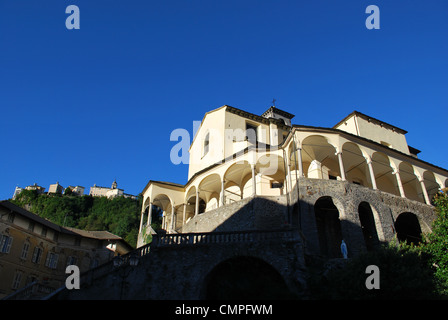 Église Saint Gaudenzio contre ciel bleu, montagne sacrée sanctuaire sur le fond, Varallo Sesia, Piémont, Italie Banque D'Images