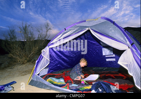 Jeune enfant voyageant à travers déserts avec les parents, la vraie vie petit prince. Banque D'Images