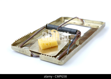 Mousetrap métallique avec du fromage sur un fond blanc Banque D'Images