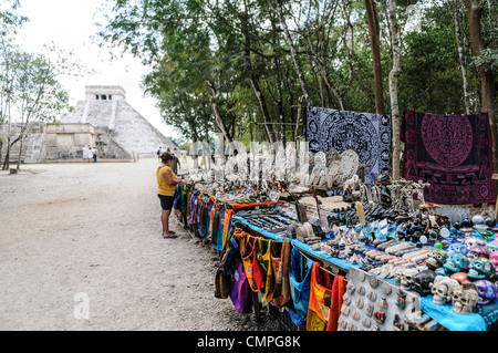 CHICHEN ITZA, Mexique — des vendeurs locaux exposent des objets artisanaux traditionnels mexicains et des souvenirs sur les étals du marché près de l'entrée du site archéologique. La gamme colorée de marchandises comprend des plaques de bois peintes, des masques décoratifs, des textiles tissés et des souvenirs touristiques. Ces étals de marché font partie de l'infrastructure touristique soutenant l'un des sites archéologiques les plus visités du Mexique. Banque D'Images