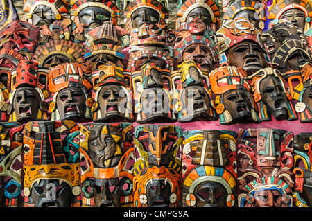 CHICHEN ITZA, Mexique — des vendeurs locaux exposent des objets artisanaux traditionnels mexicains et des souvenirs sur les étals du marché près de l'entrée du site archéologique. La gamme colorée de marchandises comprend des plaques de bois peintes, des masques décoratifs, des textiles tissés et des souvenirs touristiques. Ces étals de marché font partie de l'infrastructure touristique soutenant l'un des sites archéologiques les plus visités du Mexique. Banque D'Images