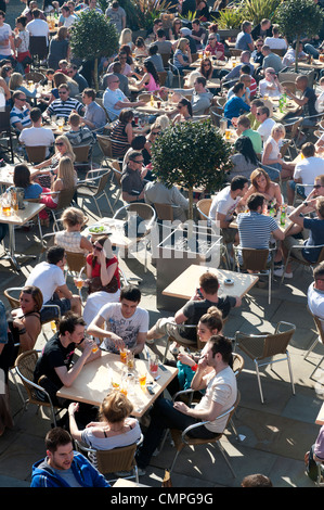 Profiter de la soirée des fêtards du soleil dans un jardin de bière dans la Villa Royale de Manchester. Banque D'Images