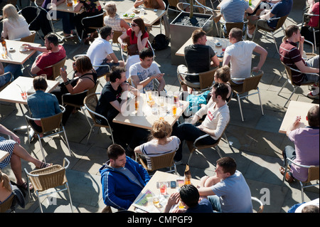 Profiter de la soirée des fêtards du soleil dans un jardin de bière dans la Villa Royale de Manchester. Banque D'Images