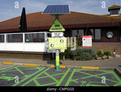 Une voiture électrique point de recharge à Sedgemoor service station sur la M5 à Somerset, Royaume-Uni Banque D'Images