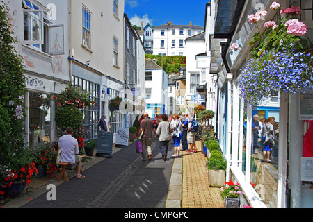 Boutiques pour les touristes et vacanciers line Noss Street à Dartmouth, Devon, England, UK Banque D'Images