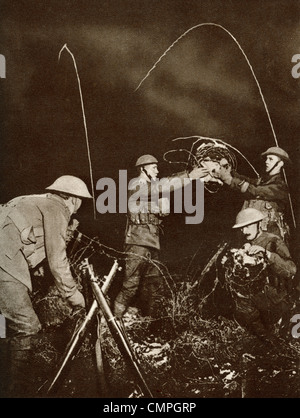 Une partie du câblage. L'érection des soldats de l'enchevêtrement de barbelés dans le No Man's Land sous le couvert de l'obscurité pendant la Première Guerre mondiale. Banque D'Images