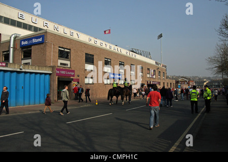 C'est une scène de foule de supporters de Burnley avant le match entre Burnley et West Ham United. Banque D'Images