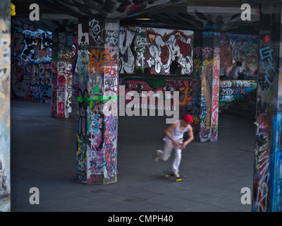 Rive Sud Skate Park et patineur avec Graffiti Art de la rue Bourg de Lambeth London UK Banque D'Images