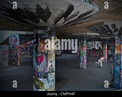 Rive Sud Skate Park et patineur avec Graffiti Art de la rue Bourg de Lambeth London UK Banque D'Images