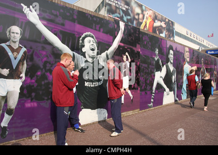 C'est une scène de foule de supporters de Burnley avant le match entre Burnley et West Ham United. Banque D'Images