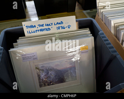 Fermer la vue sur des illustrations à vendre à Southbank Center Réserver Marché sous Waterloo Bridge promenade Queen's London UK Banque D'Images