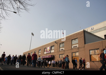 C'est une scène de foule de supporters de Burnley avant le match entre Burnley et West Ham United. Banque D'Images