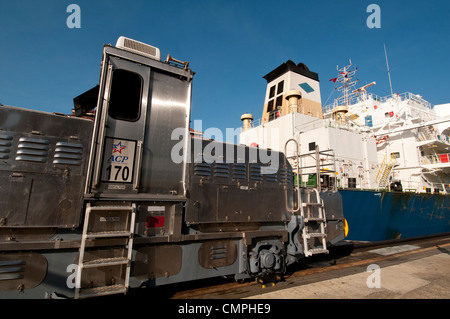 D'un cargo et de locomotive au écluses Miraflores. Canal de Panama Banque D'Images