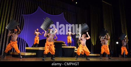 La musique sud-africaine d'UMOJA s'ouvre au Peacock Theatre, Londres. "Umoja" signifie "vivre ensemble" en zoulou. Banque D'Images