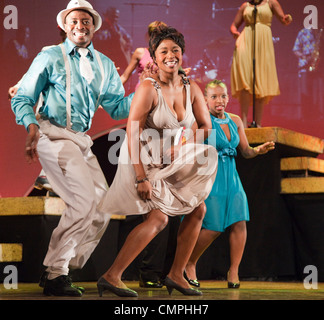 La musique sud-africaine d'UMOJA s'ouvre au Peacock Theatre, Londres. "Umoja" signifie "vivre ensemble" en zoulou. Banque D'Images