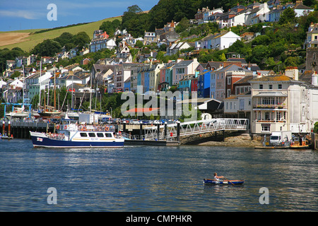 Un traversier Dartmouth - Kingswear quitte la jetée sur la rivière Dart, Dartmouth, Devon, UK Banque D'Images