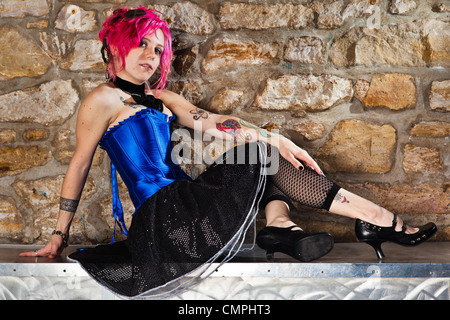 Un modèle de Pinup Steampunk aux cheveux roses Banque D'Images